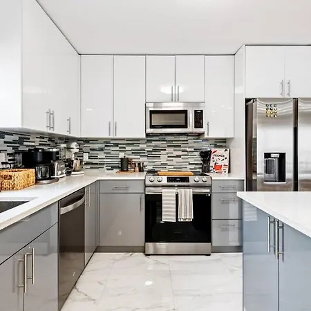 Modern Bungalow Near Wilton Drive I Pool Table